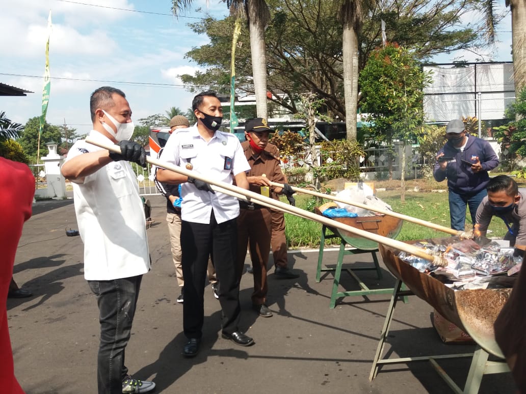 Pemusnahan Barang Bukti di Kejaksaan Negeri Kabupaten Malang Pemusnahan Barang Bukti di Kejaksaan Negeri Kabupaten Malang