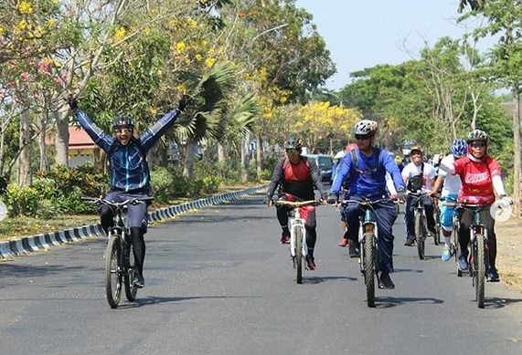 Olahraga bersama dalam rangka HUT TNI Ke-74 Olahraga bersama dalam rangka HUT TNI Ke-74