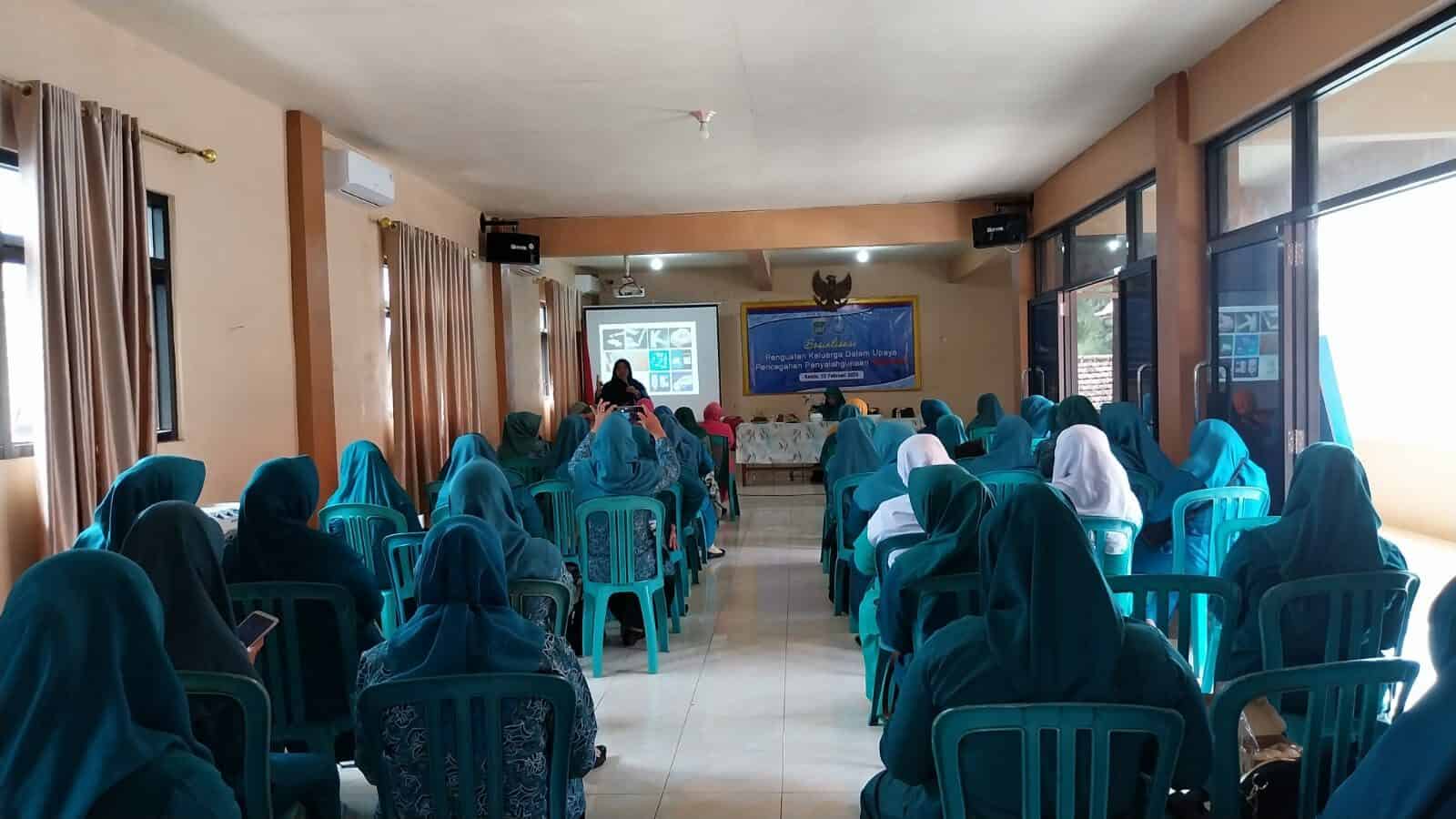 Penyuluhan Bahaya Narkoba kepada Kader PKK Gondanglegi